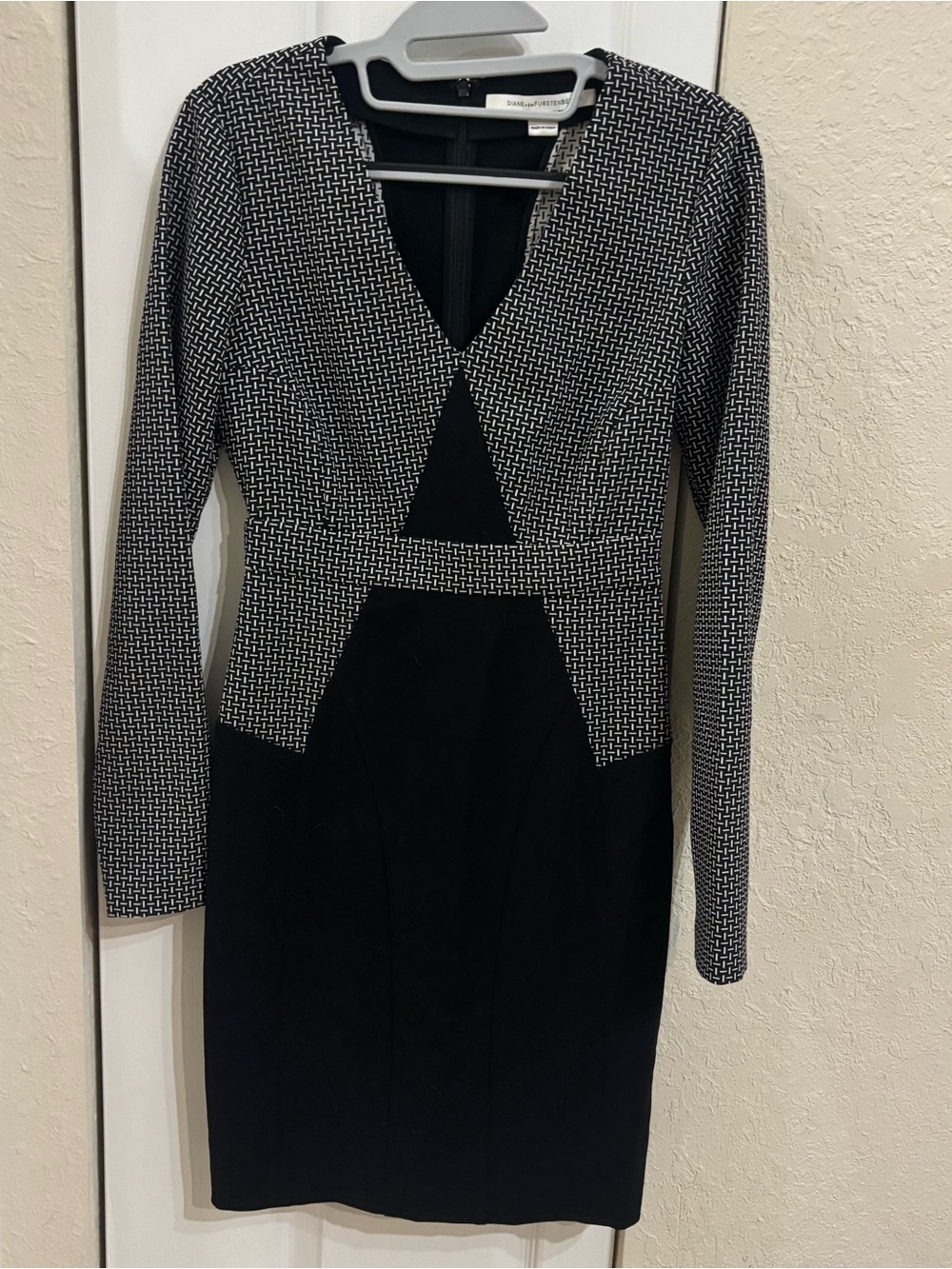 Diane von Furstenburg Black & White Patterned V-Neck Sheath Dress - Picture 2 of 6